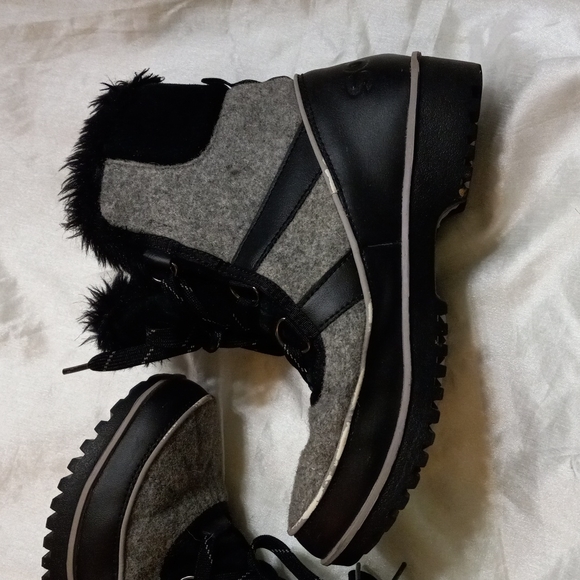 SOREL Women's Ankle Boots Black/Gray Faux Fur Trim Sz 6.5 Lace Up Waterproof - Picture 7 of 11